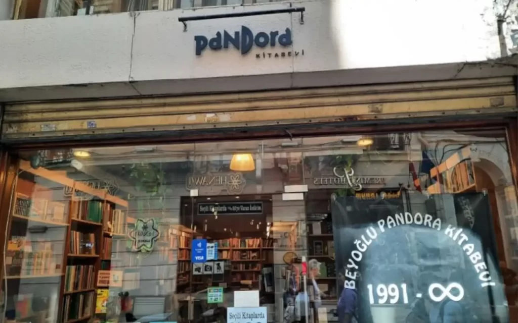 کتاب‌فروشی پاندورا (Pandora Bookstore)