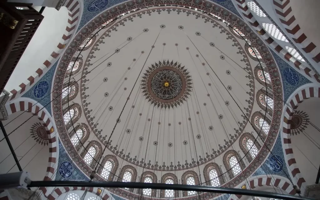 نقش و نگارهای زیبای مسجد رستم پاشا