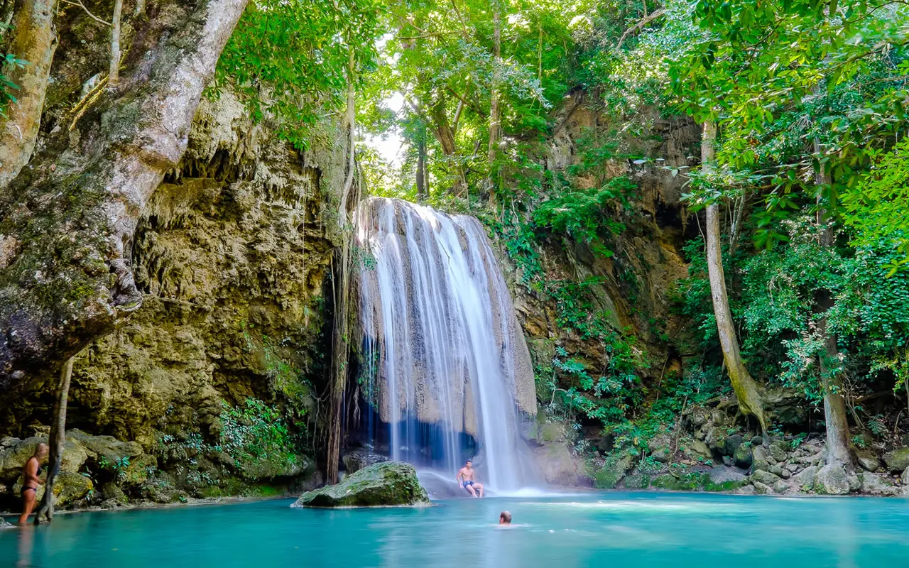 ویوی زیبا آبشار اواران تایلند